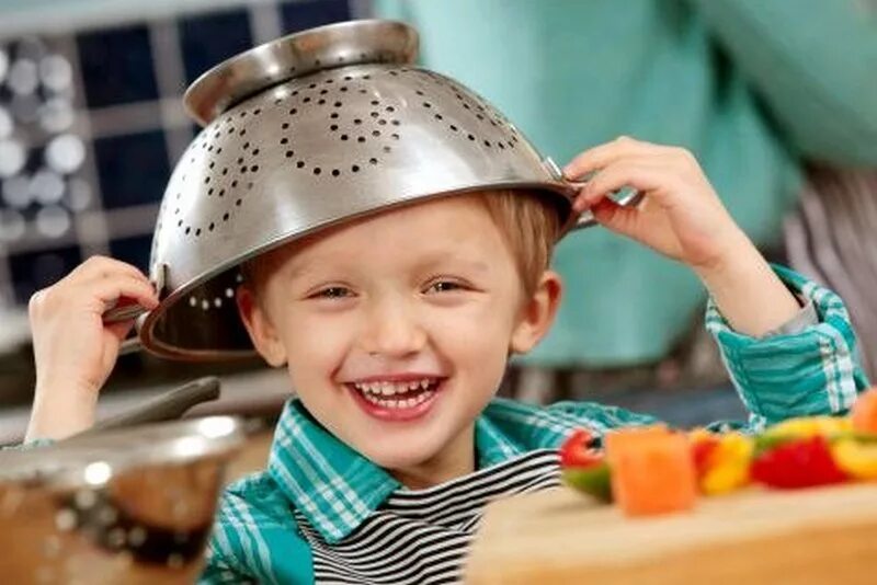 Непослушный ребенок. Баловство детей. Рогатка для детей. Послушный ребенок. Непослушный мальчик.