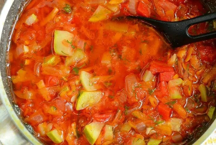 Перец с морковью луком и помидорами. Лечо сморковью илуком. лечо с морковью. лечо с морковью и луком. лечо с морковью и перцем.