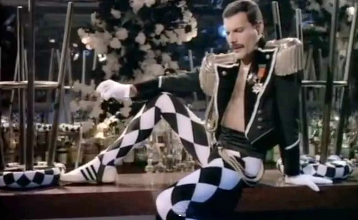 Freddie mercury on my own. Freddie mercury living on my own. фредди меркури living on my own. freddie mercury 1985 living on my own. фредди меркьюри в мундире.