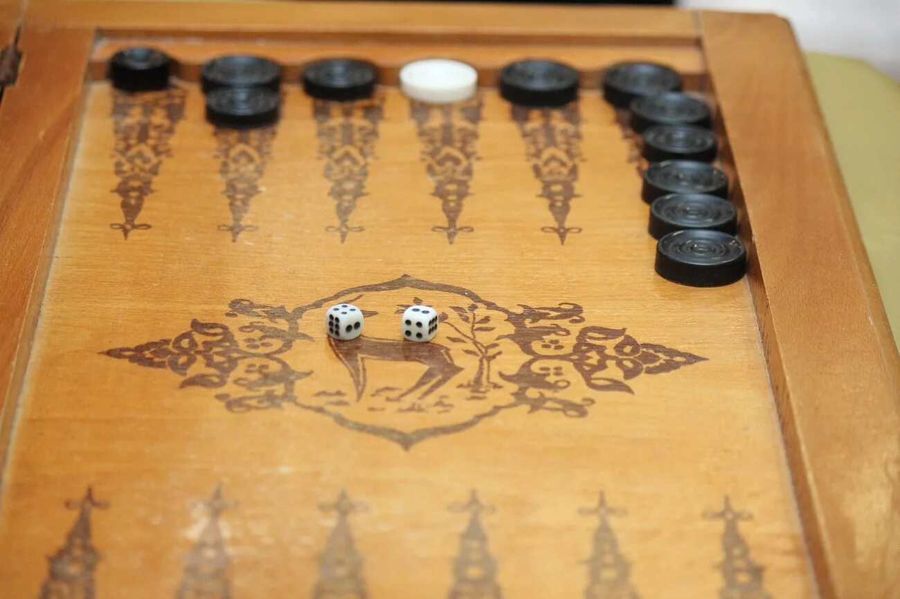 Шешу бешу нарды. Шеш беш игра длинные нарды. Шеш беш нарды. Шеш беш камни. Шеш беш нарды.