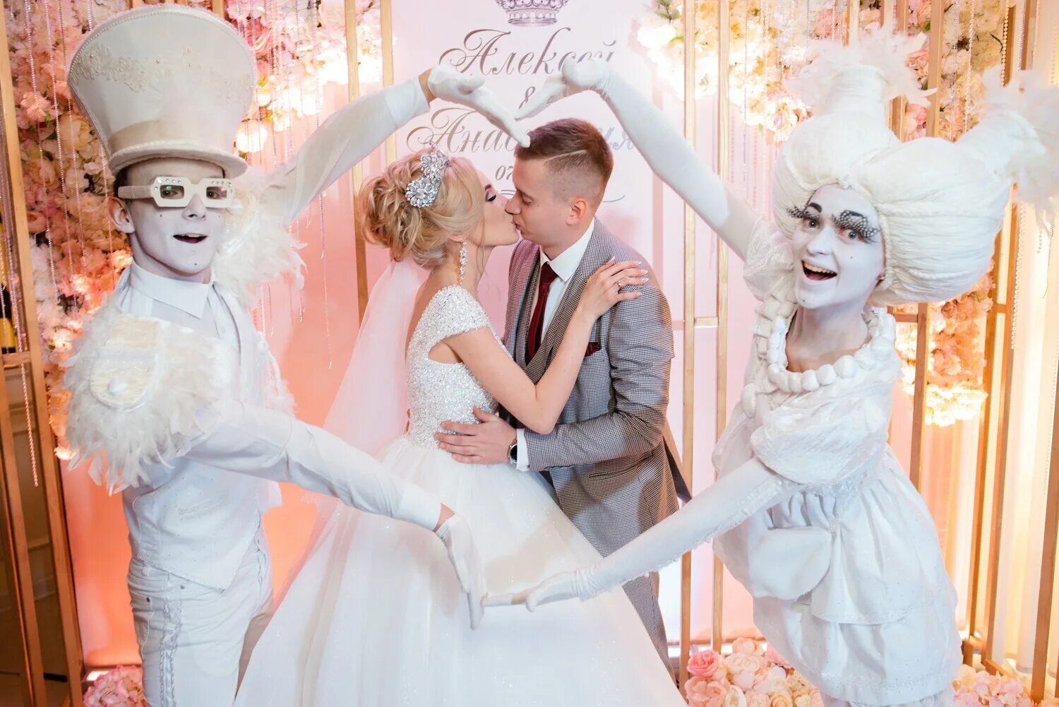 Море шоу декор. 4 свадьбы аниматор. Свадебное шоу на свадьбу. Ходулисты на свадьбу. Встреча гостей аниматоры.