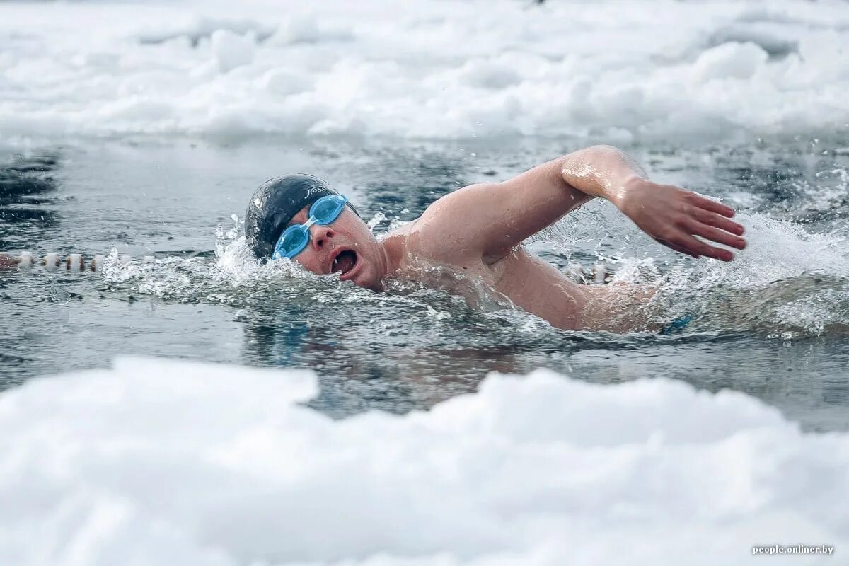 Плыть в холодной воде. Зимнее плавание. Зимнее плавание моржевание. Моржевание закаливание. Купание зимой моржи.