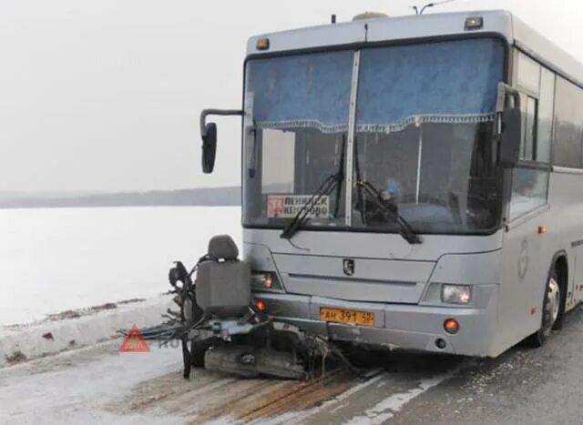 Авария с автобусам в Кемерово. Авария на трассе Кемерово топки. Трасса Кемерово Юрга авария. Автобус 3 топки