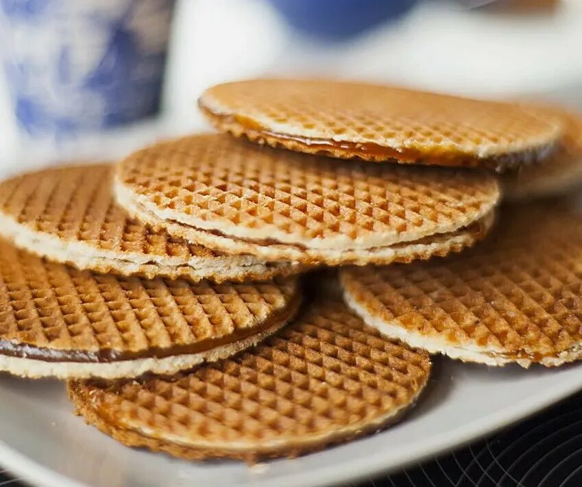 Вафельные печенья в вафельнице. Stroopwafels голландские вафли. Стропвафли Нидерланды. Вафли Голан голландские. Вафли круглые.