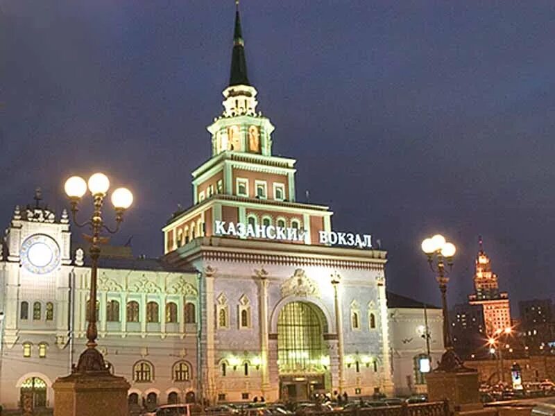 Московский казанский вокзал. Крыша казанского вокзала. Номер телефона казанского вокзала москва. Номер телефона казанского вокзала москва. Памятник около казанского вокзала.