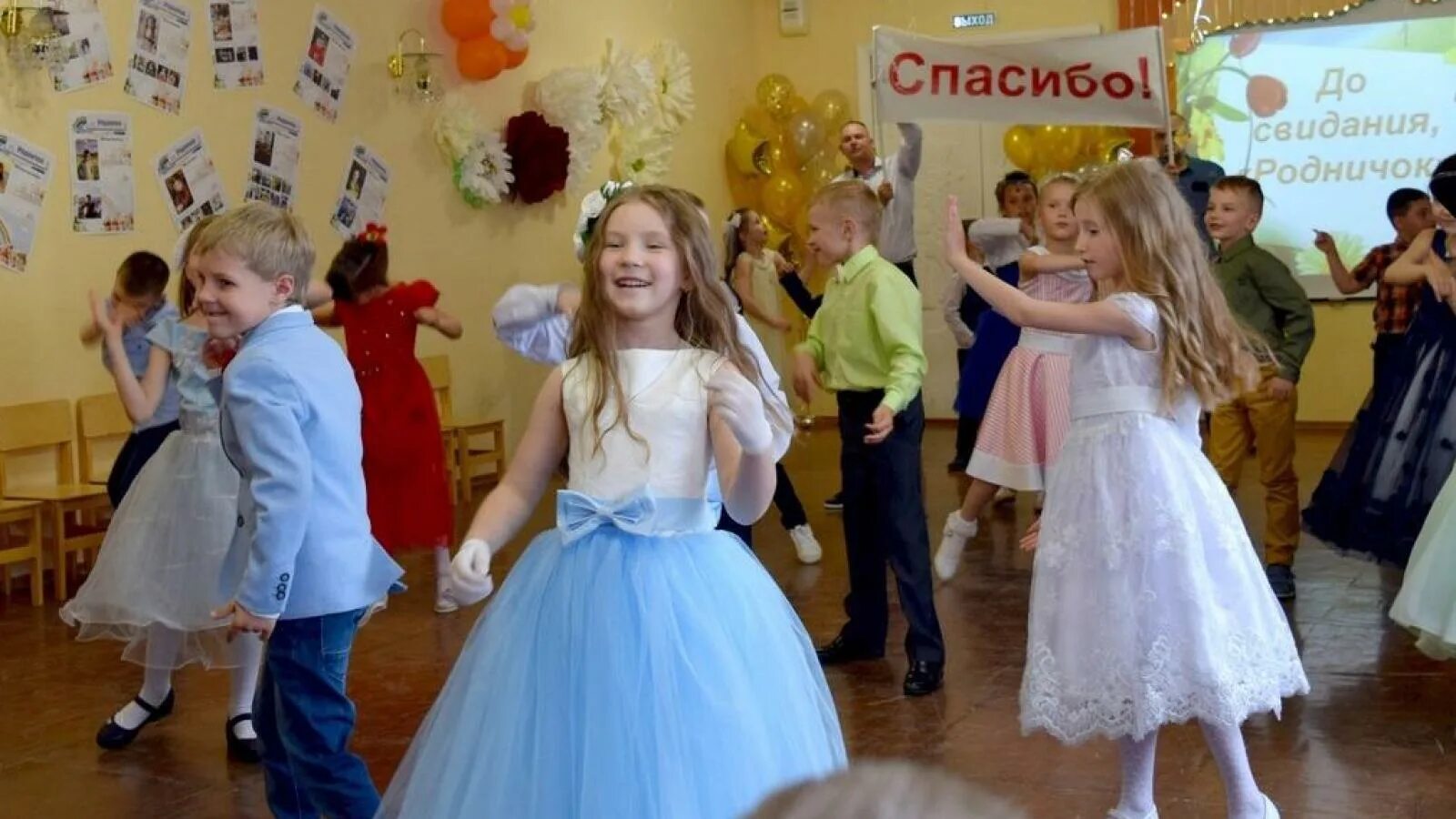 Фотосессия на выпускной в детском саду. Наряд на выпускной в детском саду. Платья на выпускной в саду у воспитателя. Выпускной в детском саду идеи.