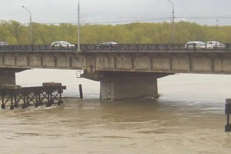 Веб камера кузнецкий мост новокузнецк уровень воды. Уровень реки Томь в Новокузнецке. Река Томь Новокузнецк мост. Веб камера уровень воды река Томь Новокузнецк. Уровень воды река Томь в Новокузнецке.