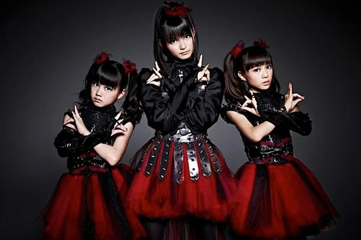 Японские метал группы. Группа BABYMETAL 2021. Группа BABYMETAL 2022. Японская группа BABYMETAL. BABYMETAL С рок группами.