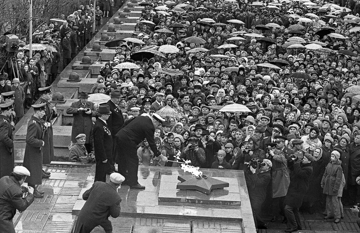 1 мая 1995. Мемориал Победы Красноярск. Мемориал Победы 1975 Красноярск. Музей мемориал Победы Красноярск. День Победы 1975 год.