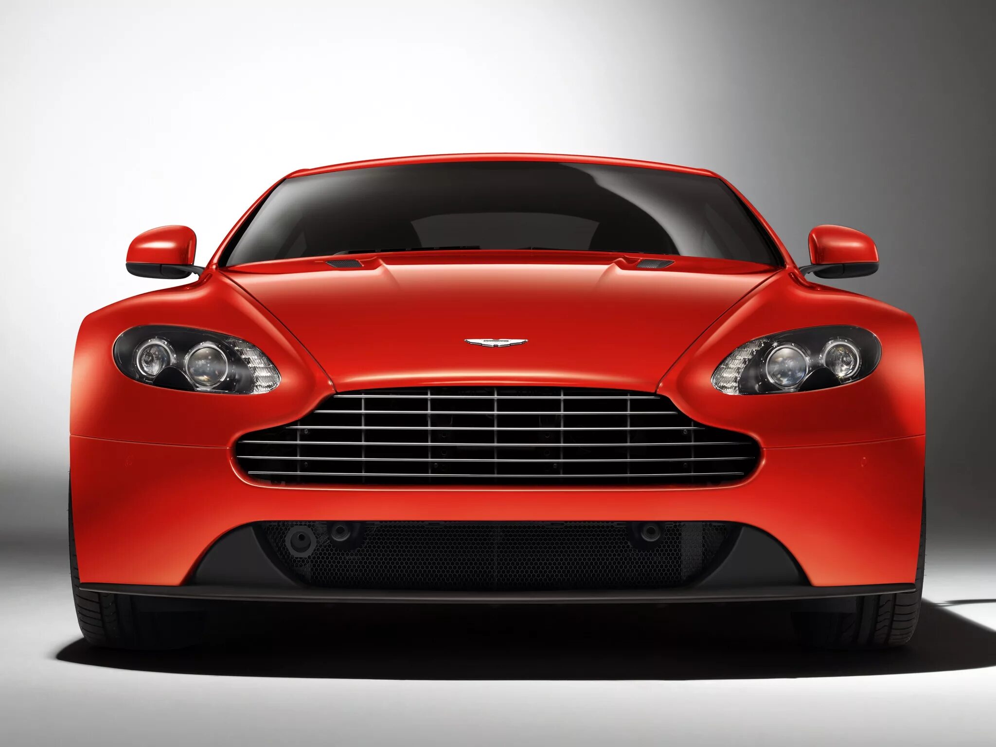 Перед автомобиля. Астон Мартин красный. Астон Мартин купе красный. Aston Martin Vantage 2012. Aston Martin db9 красный.
