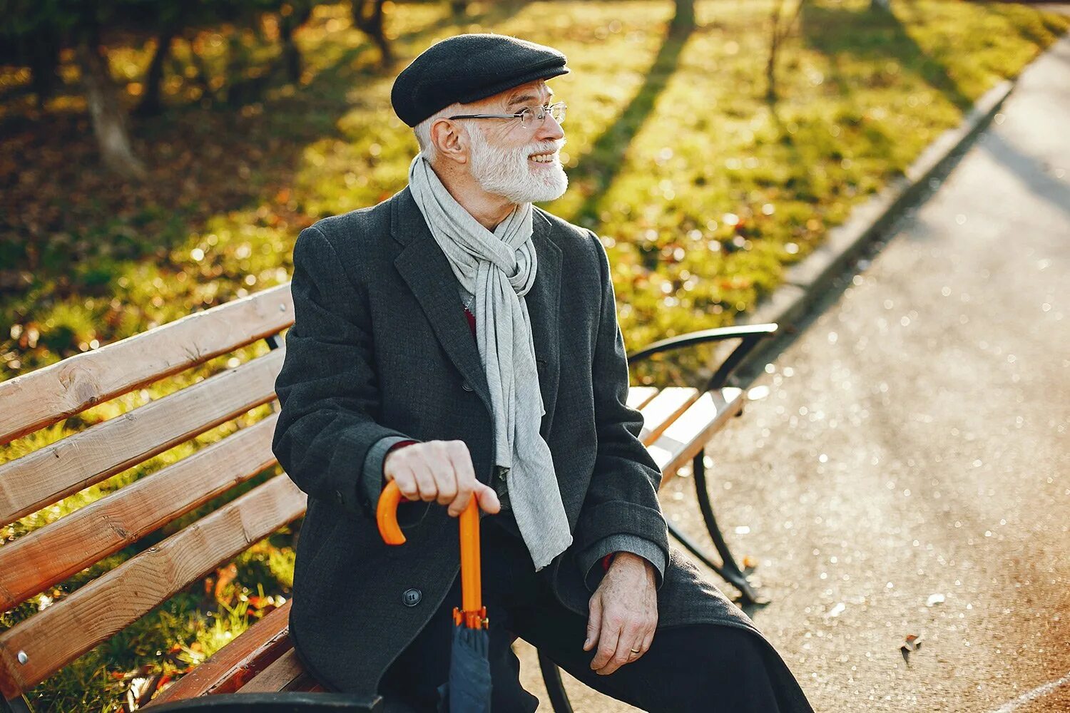 Дедуля музыка. Дедушка с палочкой. Пожилой мужчина в шляпе. Старик на скамейке в осеннем парке. Дедушка в парке.