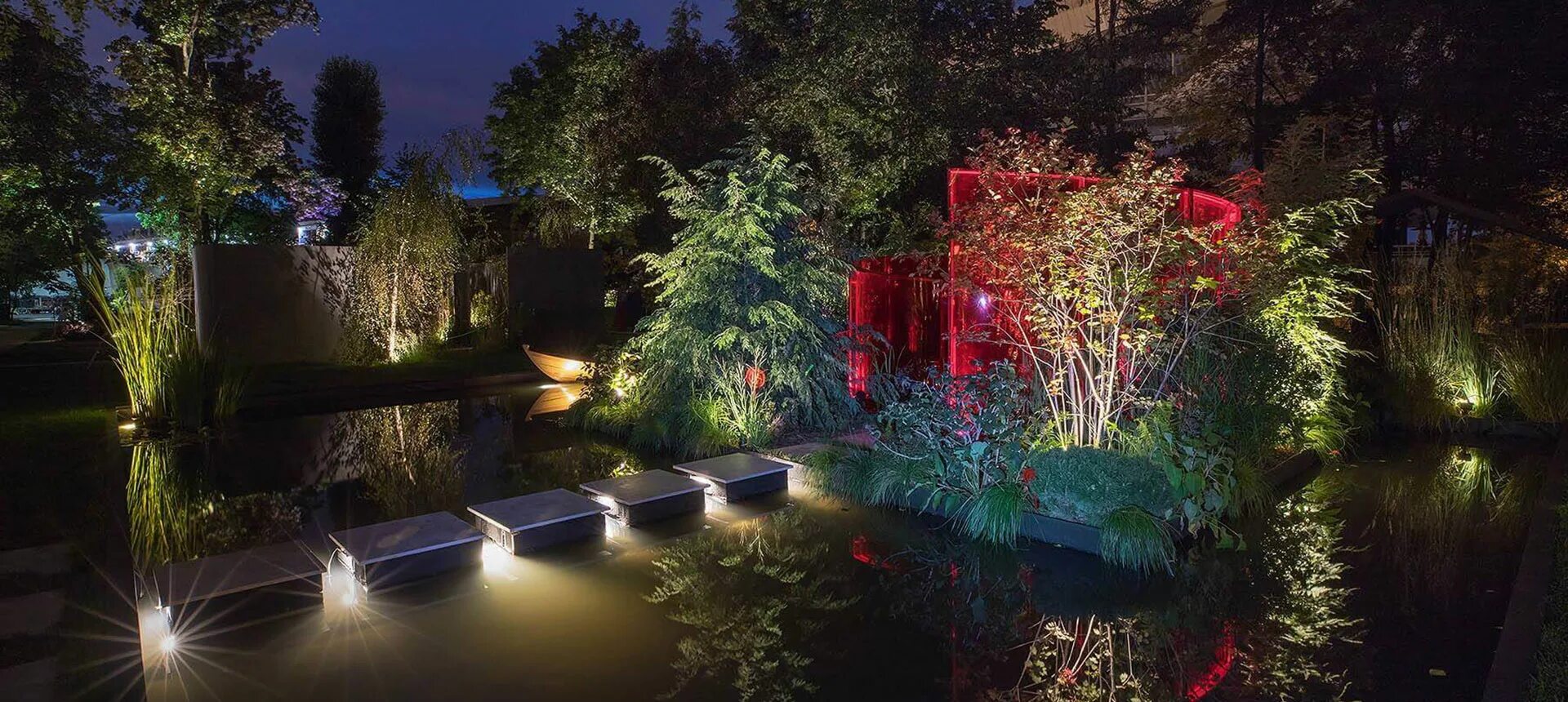 Подсветка водоема. Подсветка ландшафта. Декоративное освещение сада. Подсветка водоемов в саду. Освещенность водоемов