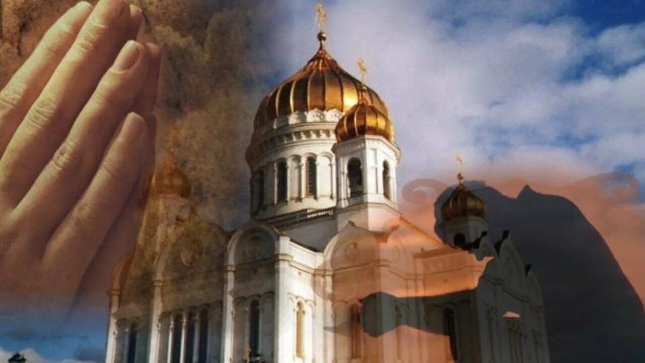Стоит рядом с храмом