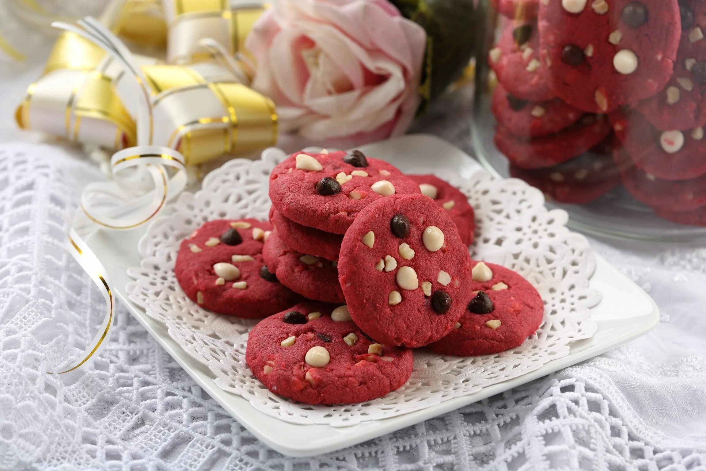 Red cookies. Печенье бархатное. Красная птица печеньем а. Бархатное печенье облако. Печенье с красным желе.