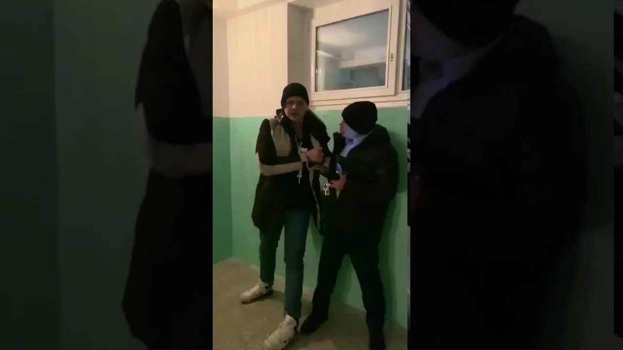 человек врывается в дверь. катрин де леан их первая ночь. камера в лифте. подростки на лестничной площадке. девочки в подъезде.