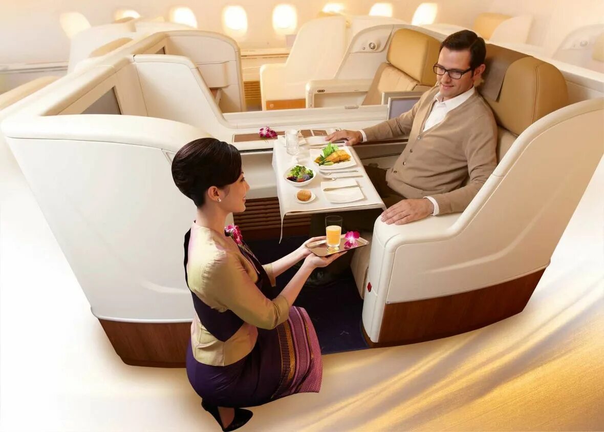 First class купить. Airbus а380 кресла. Airbus a380 кресло бизнес. Кресла бизнес класса Эмирейтс. Бизнес класс в самолете.