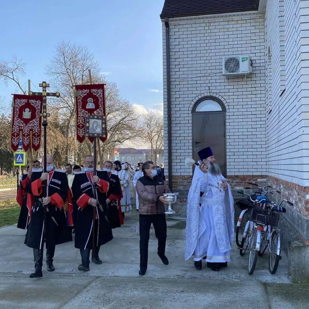 Погода в ст крыловской ленинградского района краснодарского. Храм Архангела Михаила ст. Крыловская. Церковь Крыловская Крыловского района. Батюшка в ст. Крыловской.