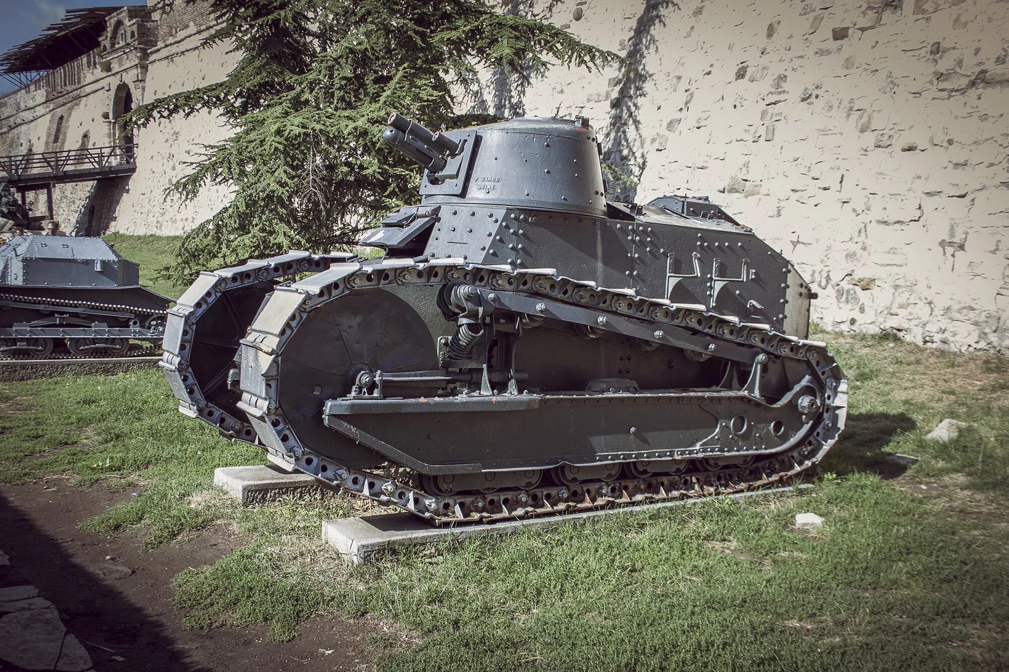 Когда появились первые танки. Самый первый танк в мире. Рено ФТ 17 САУ. Т1 танк британский.