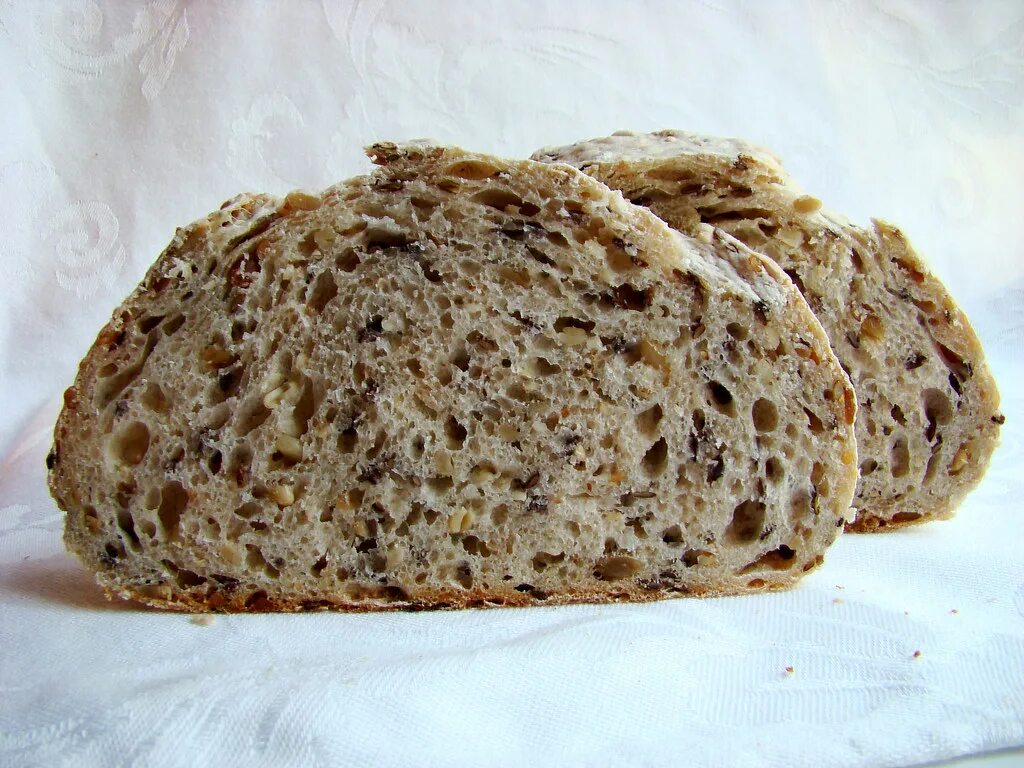 Хлеб злаковый. Хлеб с зернами. Хлеб злаковый темный. Хлеб темный зерновой.