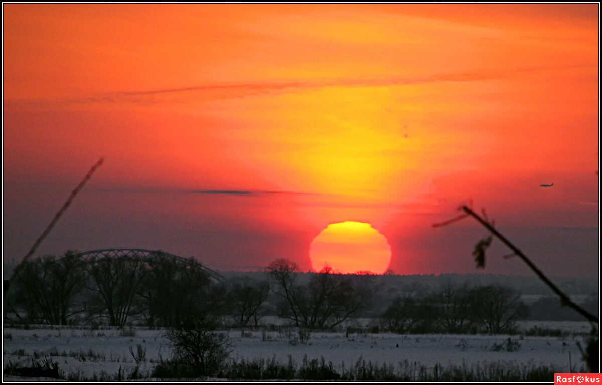закатилось солнце угасает длинный день. рыжий восход. брезжит свет. закат солнца. закат солнца.