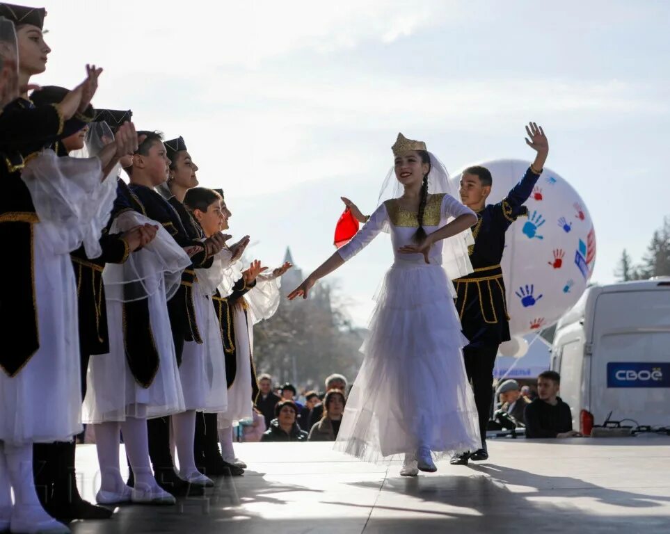 Белая акация ставрополь 2021. Белая акация ставрополь. Сквер щепакина в ставрополе. Выставка казаки. Ярмарка на крепостной горе ставрополь.