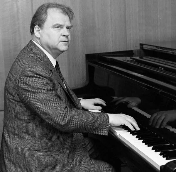 Roger mccreary. Дмитрий дмитриевич шостакович 1940. Э артемьев композитор. Сергей рахманинов за пианино. Александр зацепин.