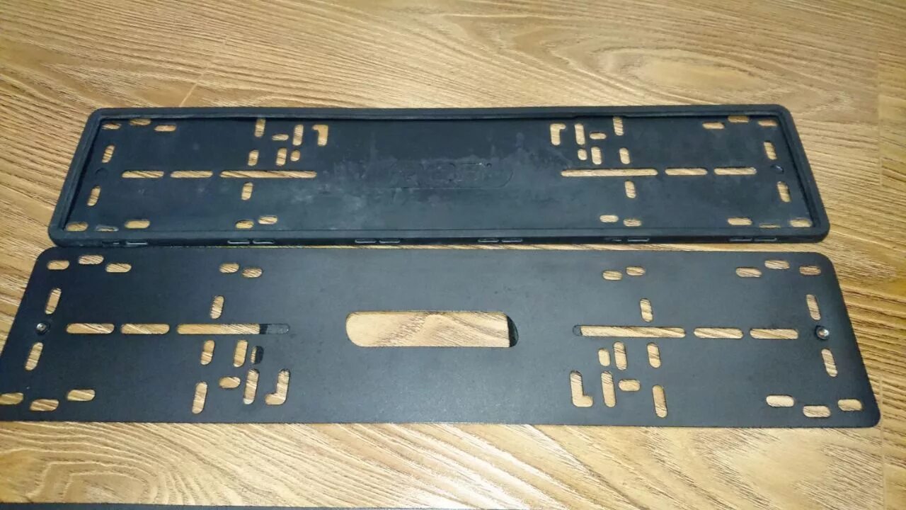 Рамка номерного знака газ 3110. Номерная планка. Рамка номерного знака бмв е28. Рамка номерного знака мотоцикла односоставная (черная) avs rn-20. Номерная планка.