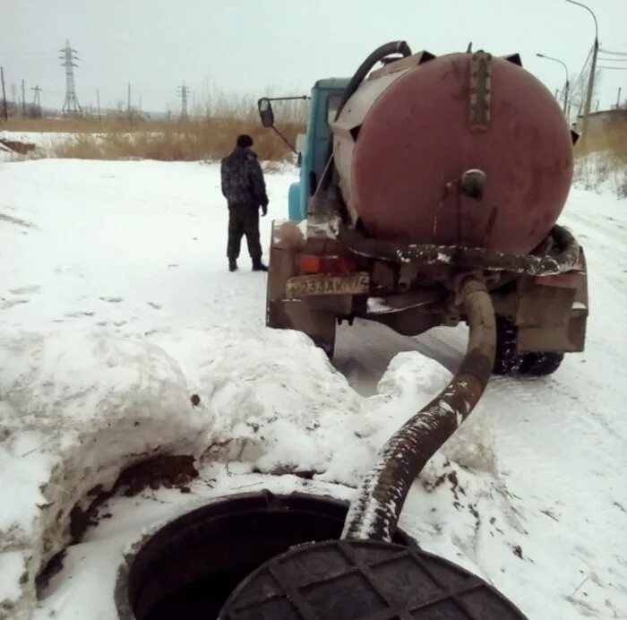 ГАЗ 53 ассенизатор Водоканал. Ассенизатор у202кеассенизатор у202ке. Ассенизаторская машина сливает отходы в канализацию. Ассенизаторская машина сливает