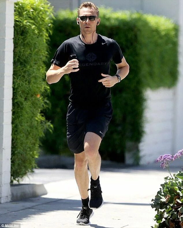 Tom taller. Том Хиддлстон. Хиддлстон и Эштон. Tom Hiddleston Jogging. Том Хиддлстон 2013.