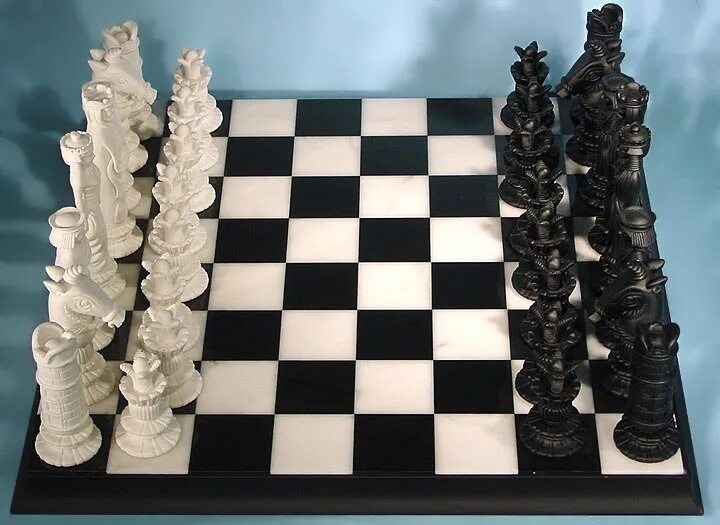 Варианты шахматных игр. Разновидности шахмат. Шахматные фигуры в стиле готики. Шахматные фигуры сражаются. Шахматные фигуры кучеой.