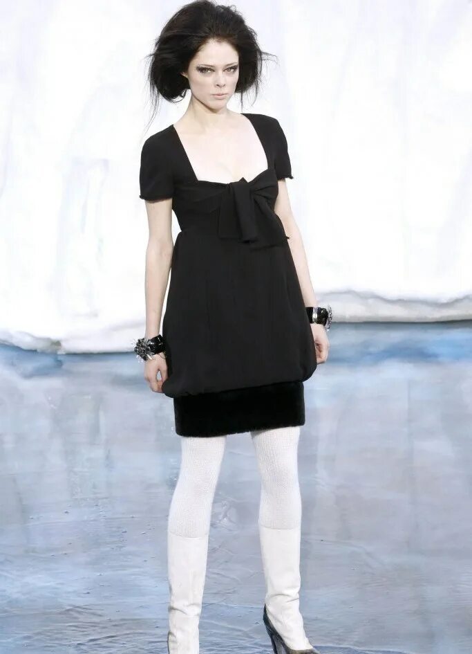 Jessica alba в белом платье. светлое платье с черными колготками. белое платье с черными колготками. какие колготки подойдут к белому платью. серо белое платье.