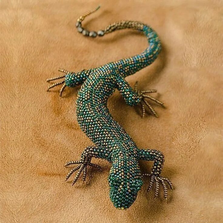 Малахитовая шкатулка с ящеркой. Ящерка из бисера. Ящерка из бисера. Брошь ящерица из бисера. Изумрудная долгохвостка.
