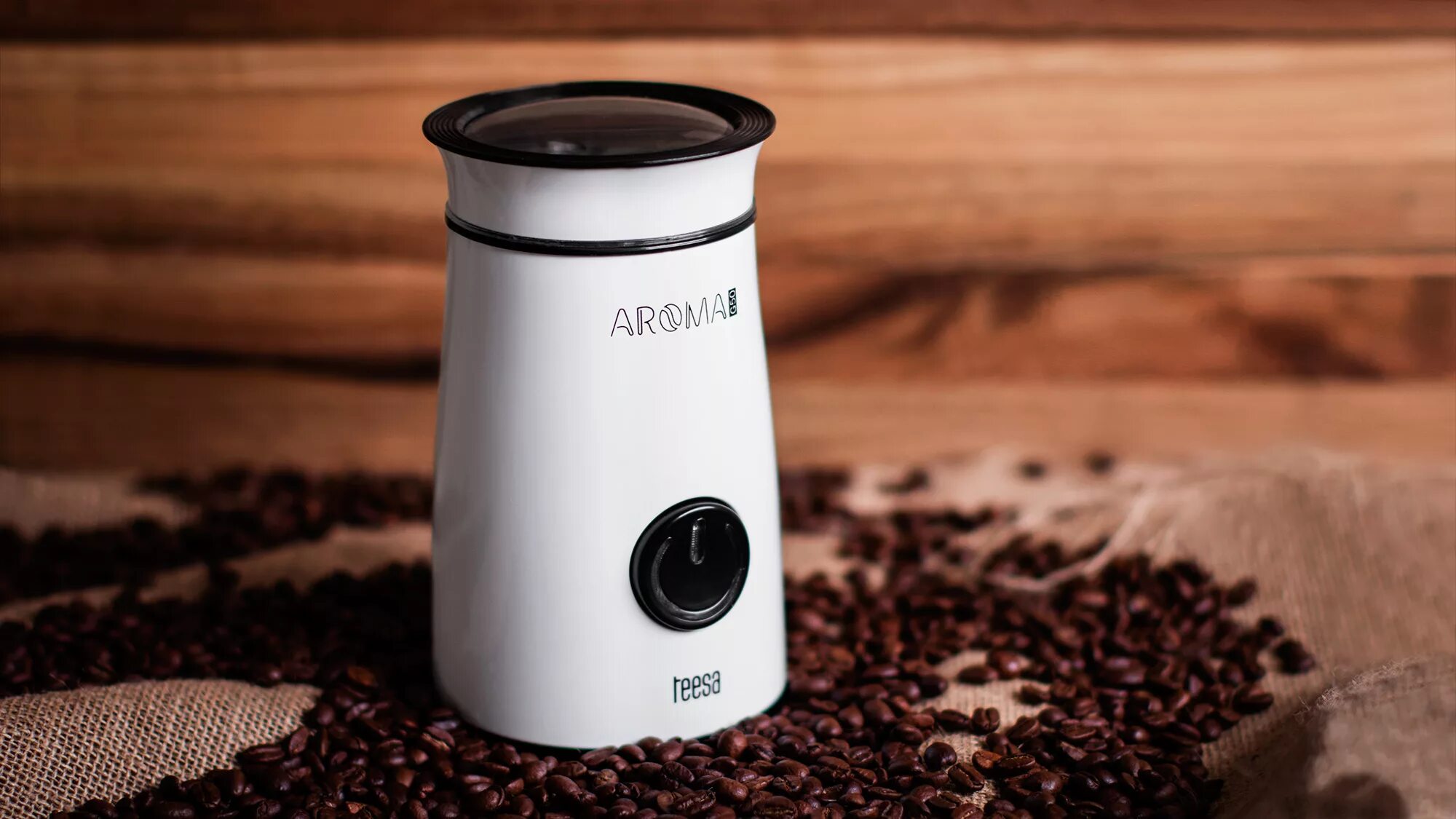 Кофейные зерна в блендере. Кофемолка taurus aromatic. Кофемолка macap m4d. Кофемолки электрические рейтинг лучших. Какую кофемолку выбрать для дома.