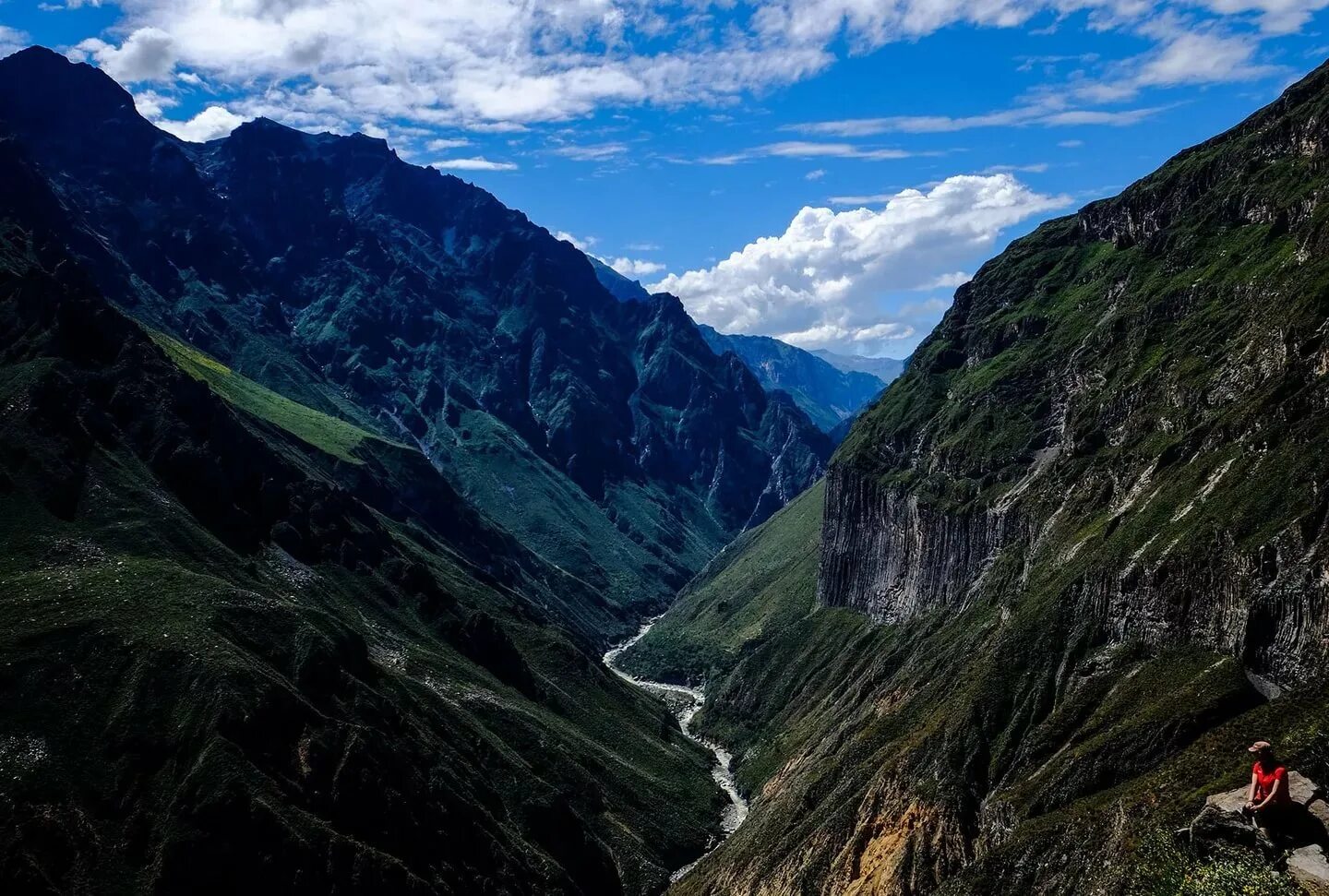 Овраг в горах. Каньон заамин. Глубокое ущелье в горах. Ущелье биказ румыния. Глубокое ущелье в горах.