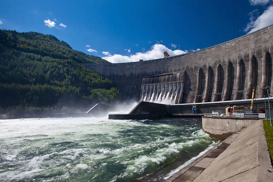 На каких реках построены гидроэлектростанции. Саяно-Шушенская ГЭС. Дамба Саяно-Шушенской ГЭС. Саяно Шушенская плотина. Гидроэлектростанция Саяно Шушенская.