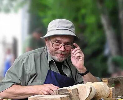 Старый дед делает