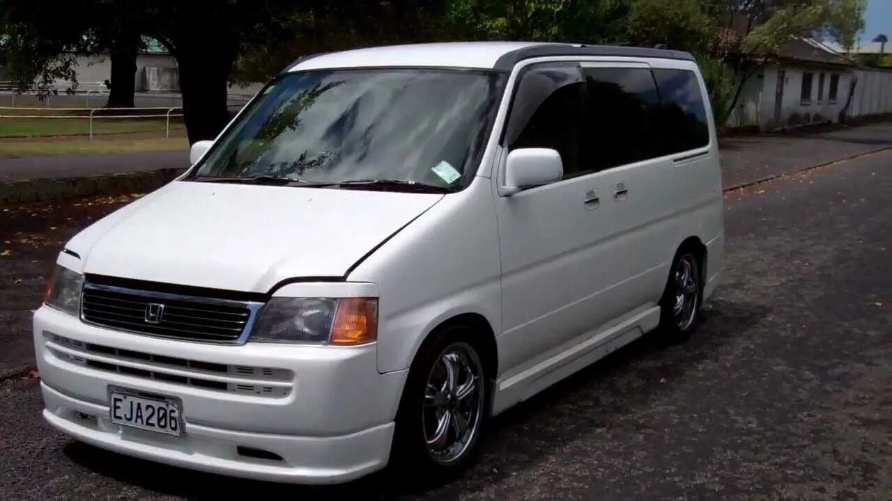 Honda stepwgn spada rp3. Хонда степвагон 1 поколения. Honda stepwgn 1 поколение. Хонда степвагон 1999. Honda stepwgn 2001.