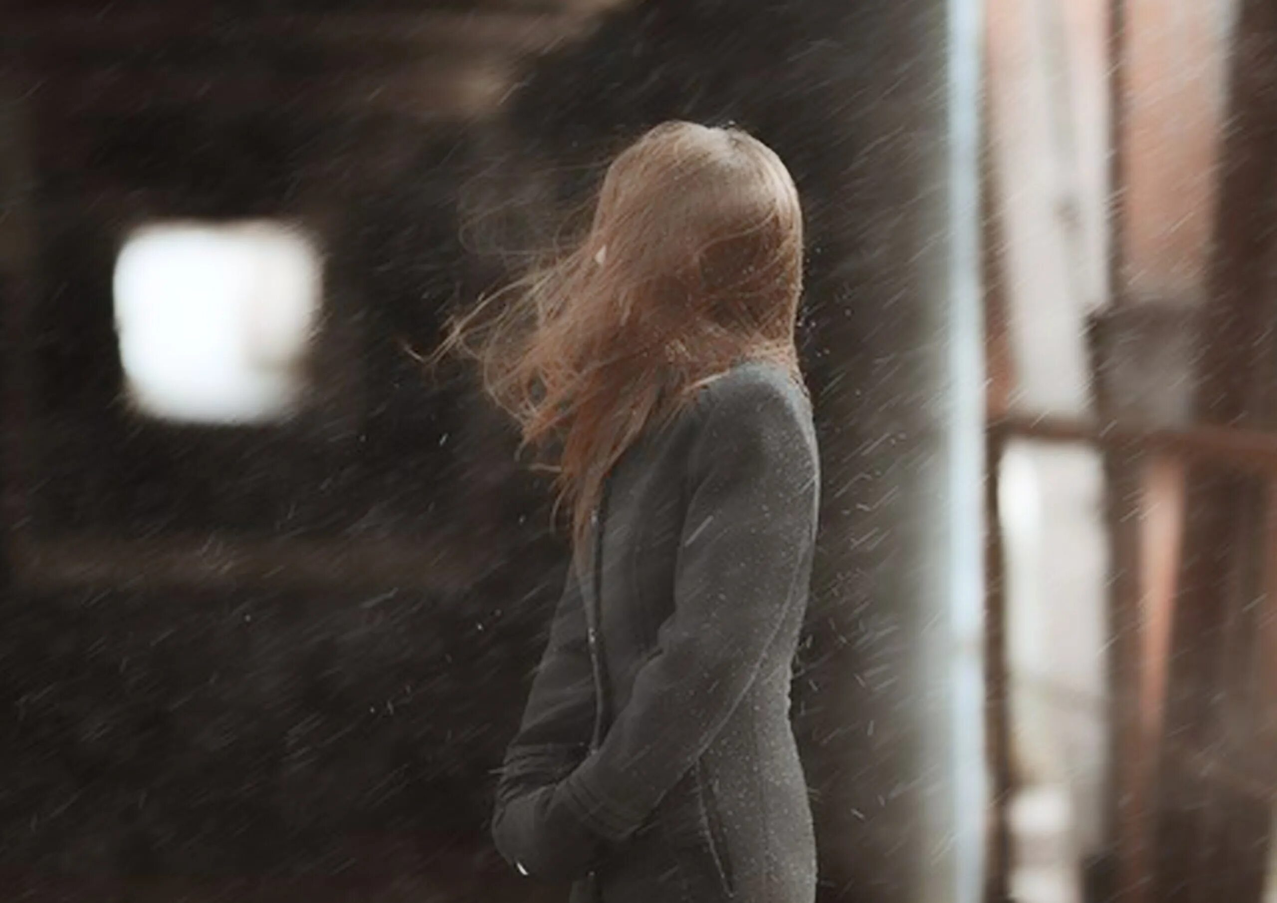 Девушка грустит. Девушка у окна дождь. Одинокая девушка у окна. Грустная девушка. Плачет одинокая душа укутавшись в пальто