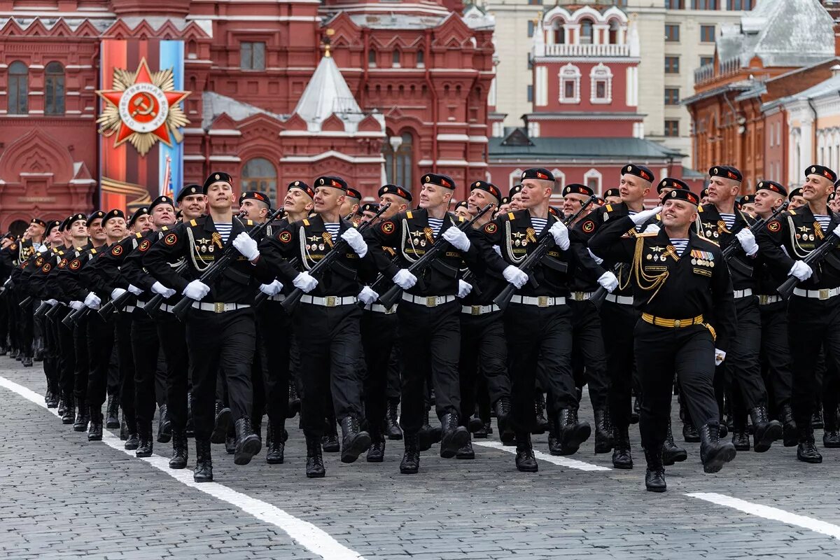 Парад на русском языке. Парад. Военный парад. Парад России. Солдаты на параде.