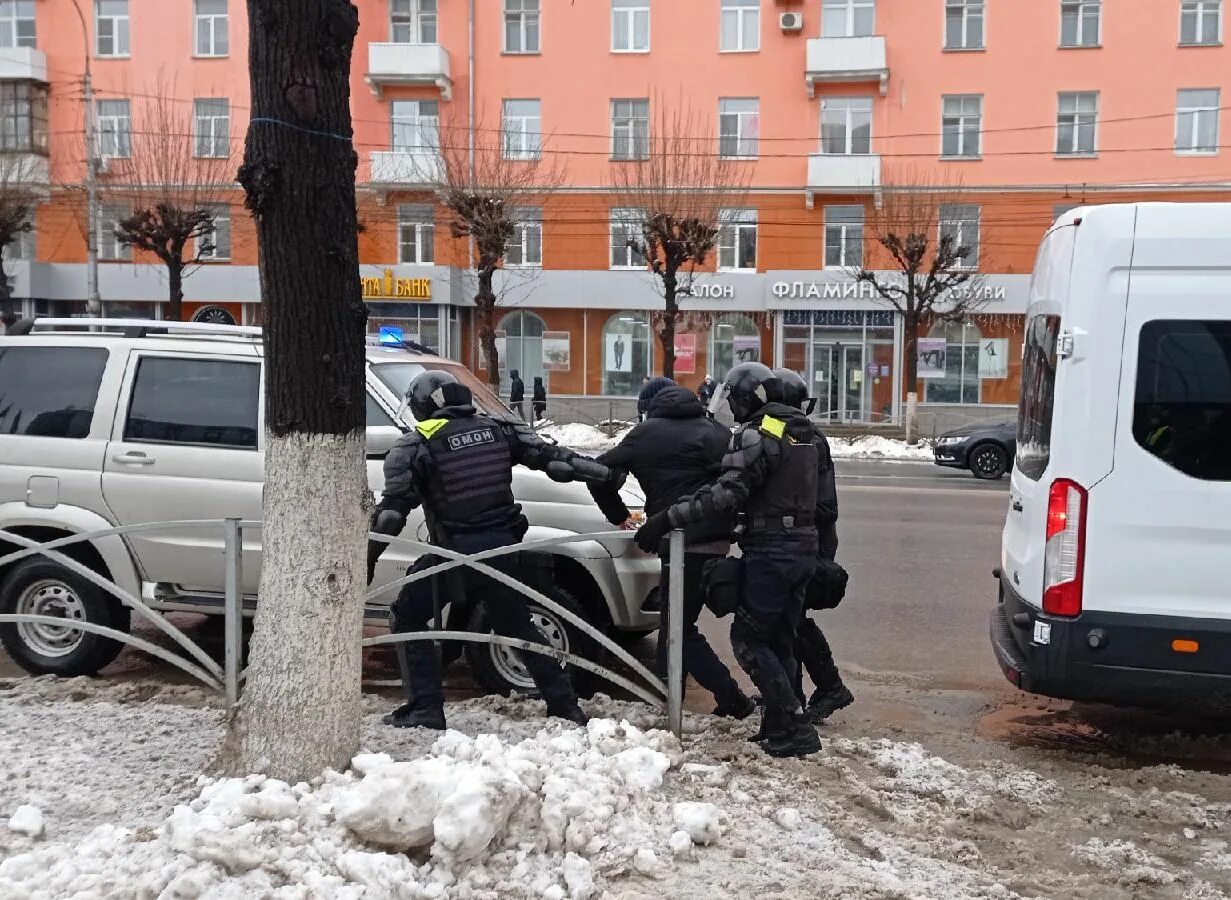 Рязань протесты 06.03. Силовики 60. Задержание со спины.