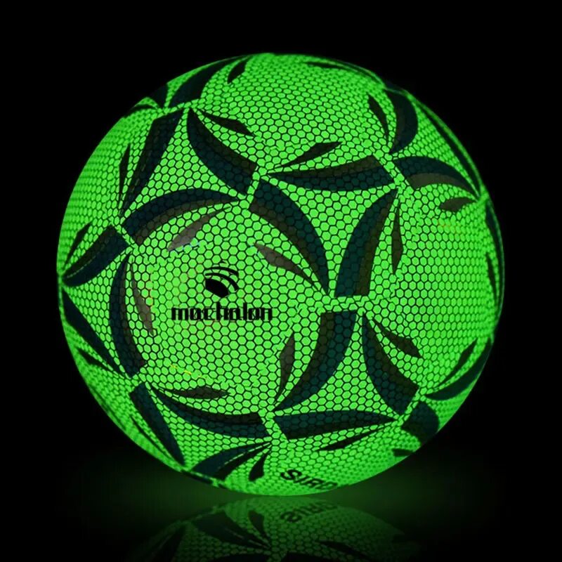 Светящиеся мячики. Светящийся футбольный мяч. Светящийся мячик футбольный. Мяч футбольный светящийся в темноте. Люминесцентные мячики.