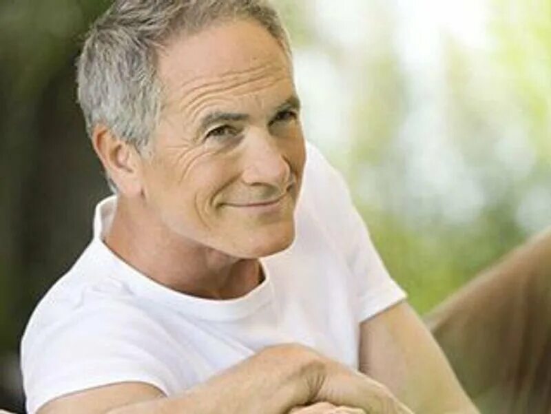 Красивые мужчины за 50. Красивая седина у мужчин. Мужчина средних лет. Стрижки для пожилых мужчин. Мужчина средних лет.