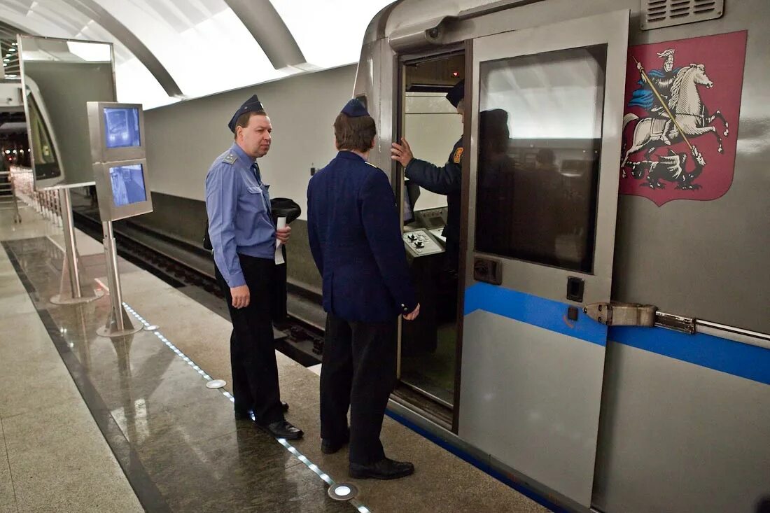 Го в метро. Машинист Московского метро 2005. Машинисты Московского метрополитена 2000. Машинист Московского метро. Машинист электропоезда Московского метрополитена.