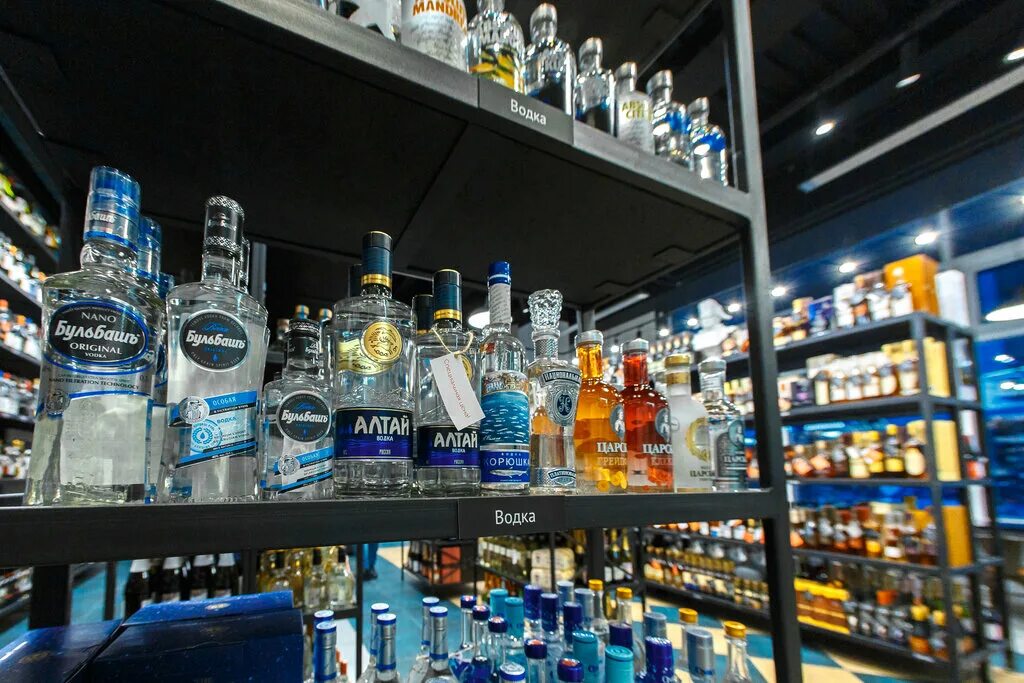 красивые алкогольные напитки. алкогольные напитки из магазина. ассортимент алкоголя. алкоголь. бренды алкогольных напитков.