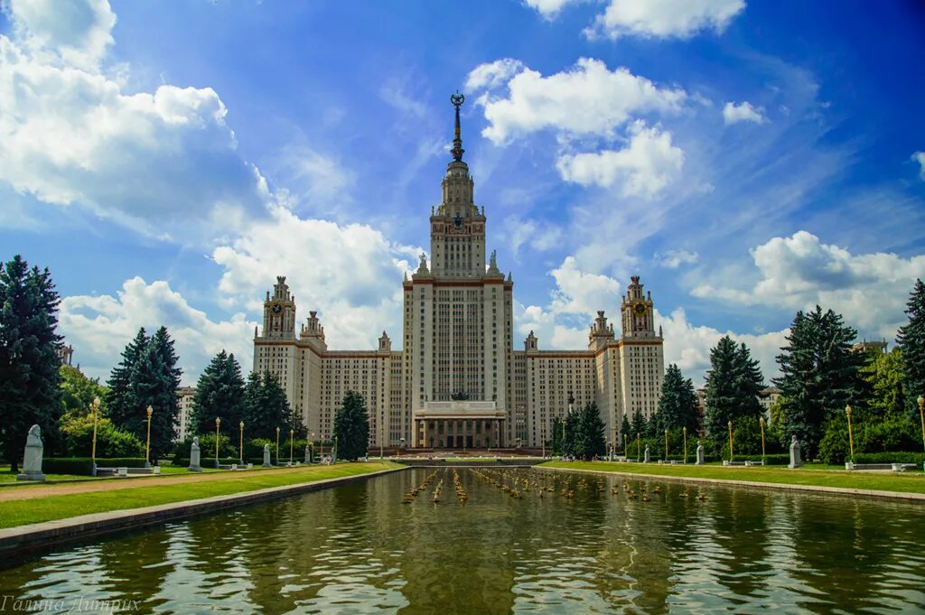 Стоять напротив парка. Москва МГУ Воробьевы горы. Смотровая площадка МГУ. Сквер МГУ. Здание МГУ на Воробьевых горах.