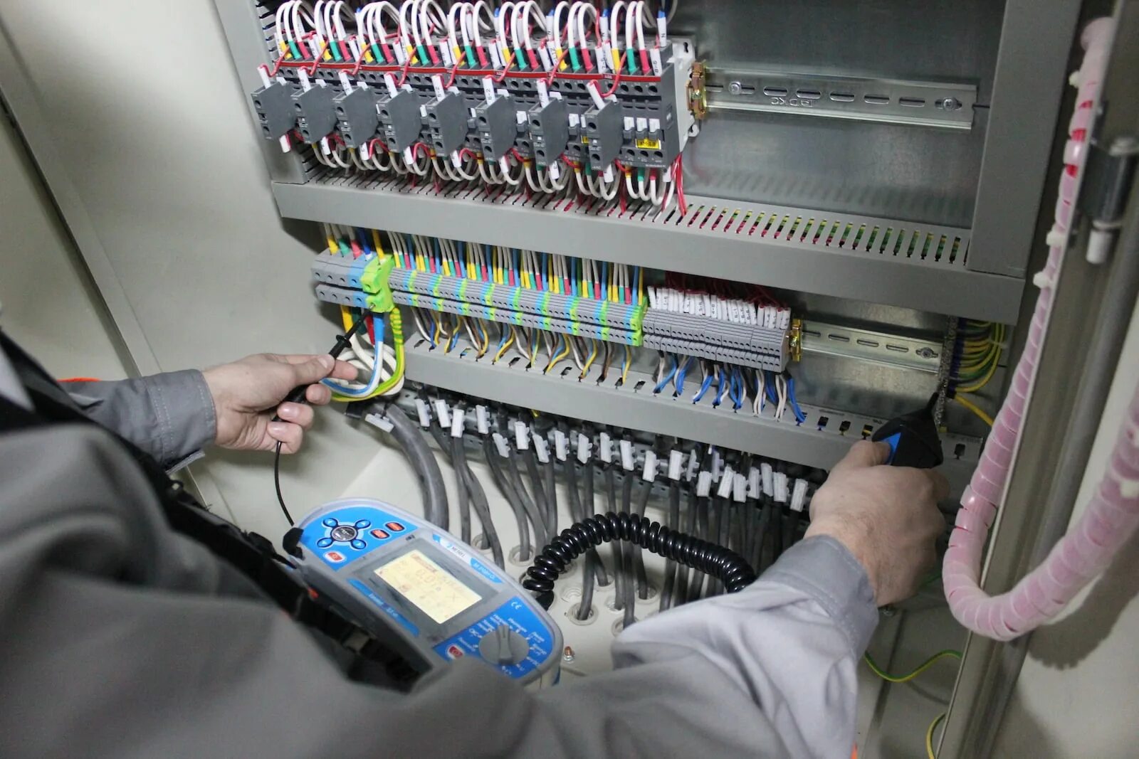 электрик. использование электрических установок. монтаж электросчетчика. профессиональная электрика. электролаборатория.