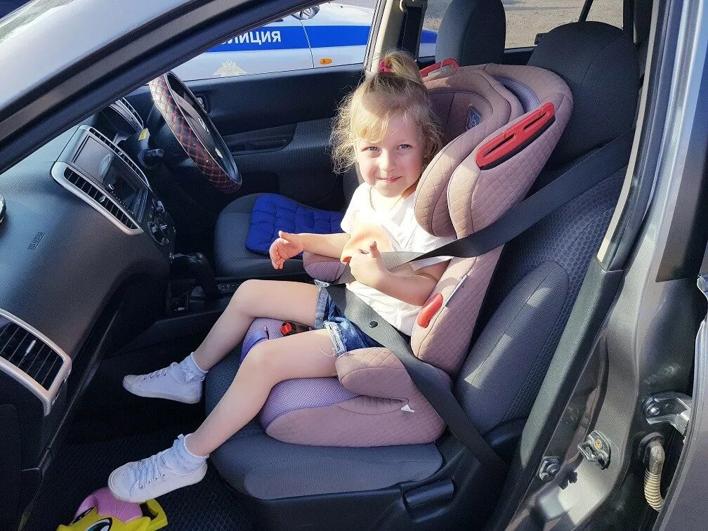 Детское кресло в машину на переднее сиденье. Автомобиль для детей. Детское автокресло в машине. Ребенок в детском кресле.