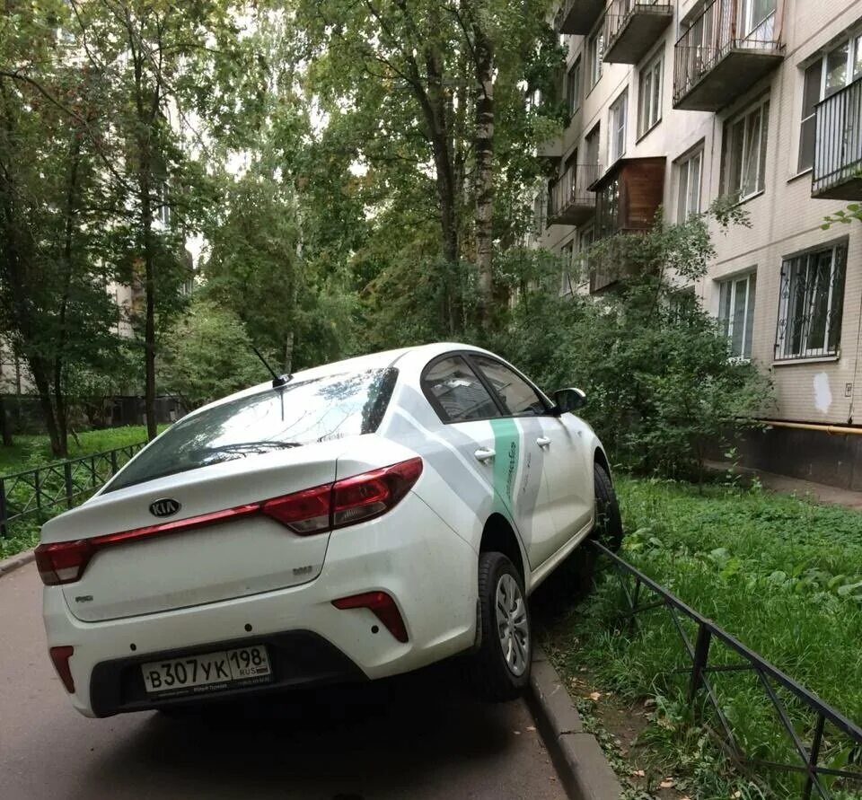 Парковка каршеринга на платных парковках спб. Делимобиль каршеринг в Москве. Каршеринг припарковался. Что такое каршеринг автомобиля. Каршеринг прикол.