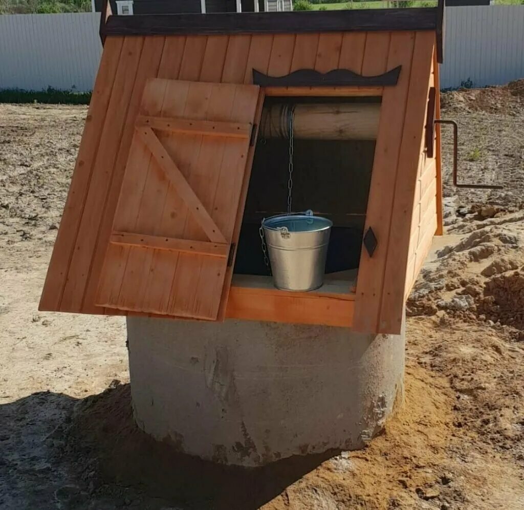 домик для колодца. колодец на даче. колодец на стройке. питьевой колодец. копка колодцев.