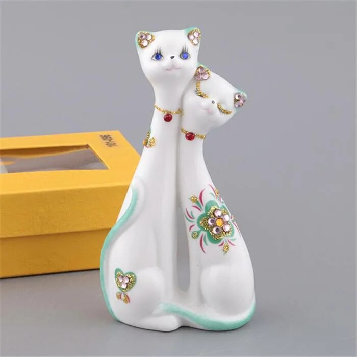Фигурка со. Статуэтки кошек из фарфора. Китайский фарфор кошка статуэтка. Кот статуэтка стразы. Статуэтка кошка со стразами.